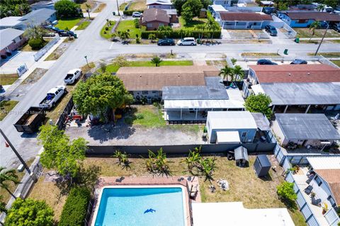 Single Family Residence in Miami Gardens FL 4951 197th St St 35.jpg