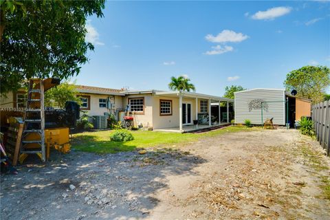 Single Family Residence in Miami Gardens FL 4951 197th St St 8.jpg