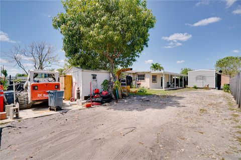 Single Family Residence in Miami Gardens FL 4951 197th St St 4.jpg