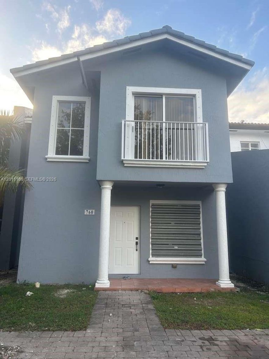 Excellent opportunity for both living and investment. Property located just 25 minutes from the Florida Keys, in a convenient area close to shopping centers, supermarkets, pharmacies, and schools.

The home features 3 bedrooms and 2.5 bathrooms. It offers a spacious backyard, ideal for building a pool or creating a great outdoor living and entertainment area.

No Homeowners Association (NO HOA), providing added flexibility with no fees or restrictions.

Property with strong potential as a primary residence or investment opportunity.