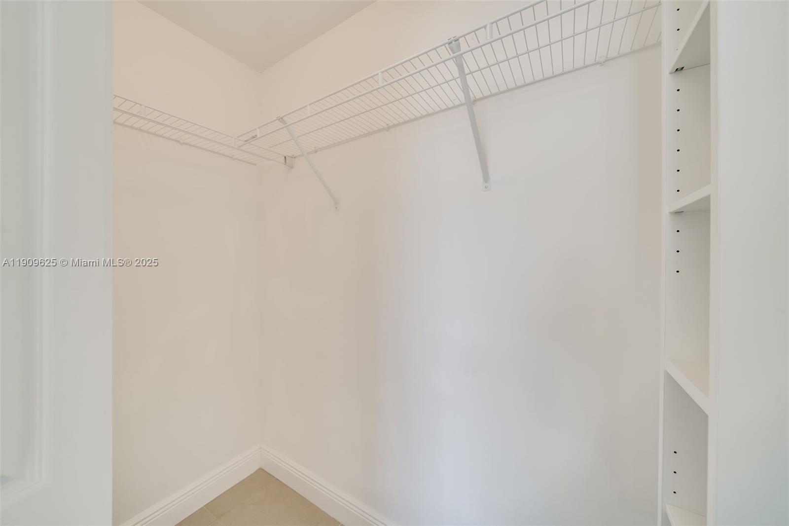 HOLLYWOOD STATION RES CON - Residential Lease