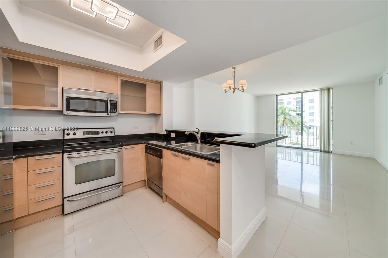 HOLLYWOOD STATION RES CON - Residential Lease