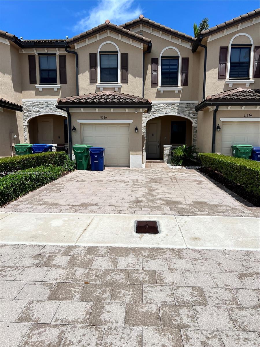 COCO PALM VILLAS - Residential Lease