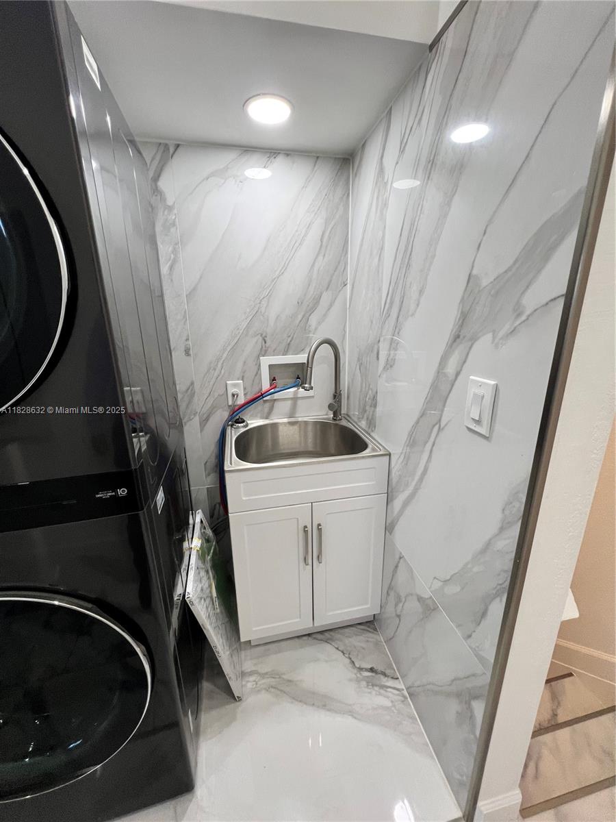 COCO PALM VILLAS - Residential Lease