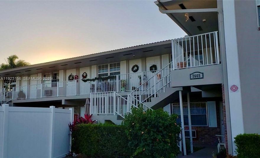 WELCOME HOME! THIS UNIT IS CENTRALLY LOCATED IN THE WONDERFUL BAYVIEW/MIDDLE RIVER LOCATION. THE UNIT COMES WITH 1 ASSIGNED PARKING SPACE, POOL, ON-SITE LAUNDRY & STORAGE BIN. THE UNIT IS WELL MAINTAINED AND MANAGED BUILDING.