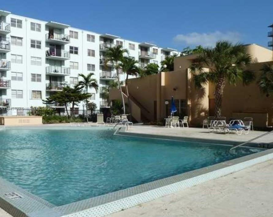 THREE HORIZONS SOUTH COND - Residential