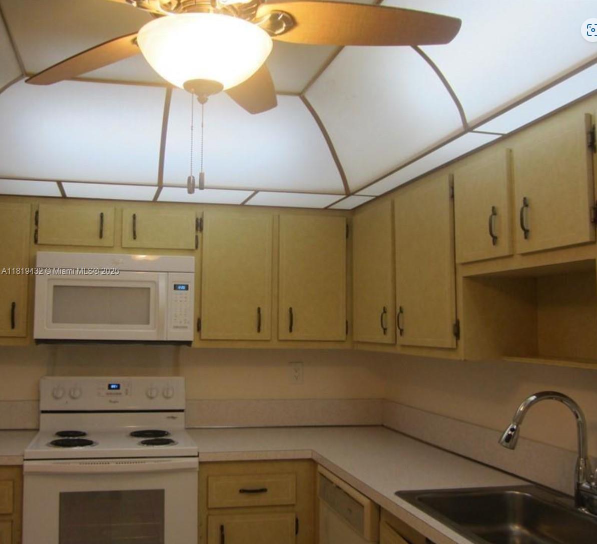 THREE HORIZONS SOUTH COND - Residential