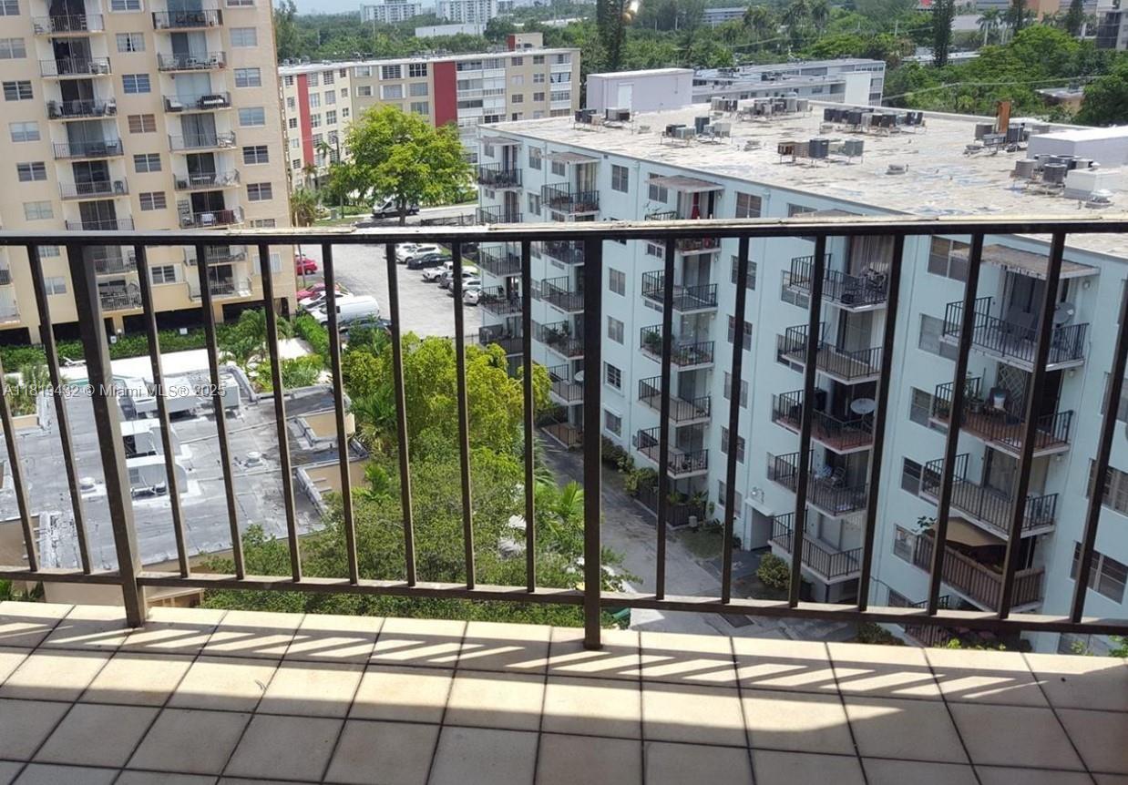Extra large unit 900 sqf. Perfect for investors in a nice well maintained building. Leased for $1750 a month with a realiable tenant that has been there for over 10 years. Since building doesnt allow first year rentals, tenant is willing to start new lease right before closing to keep this unit as an investment option. Excellent ROI and low maintenance fee, free of any assessments as all have been paid.