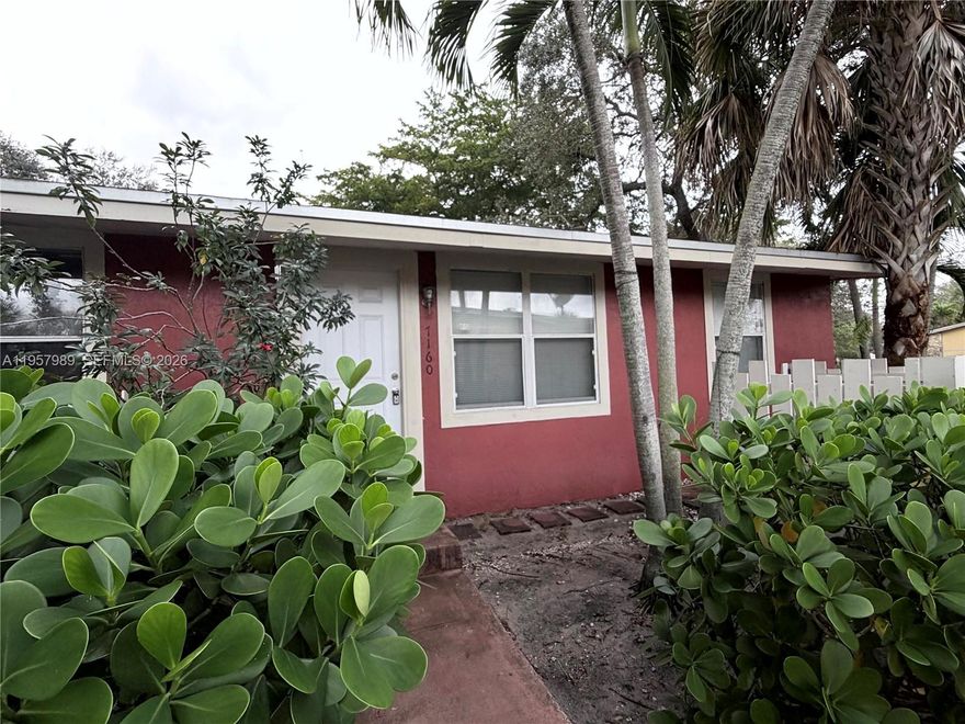 Nice Villa, 1Bd 1 Bath with private entrance. community located just a few minutes from Coral Spring Mall, schools, highways and public transportation. It has also a utility room with full washer and dryer, good investment. Empty unit