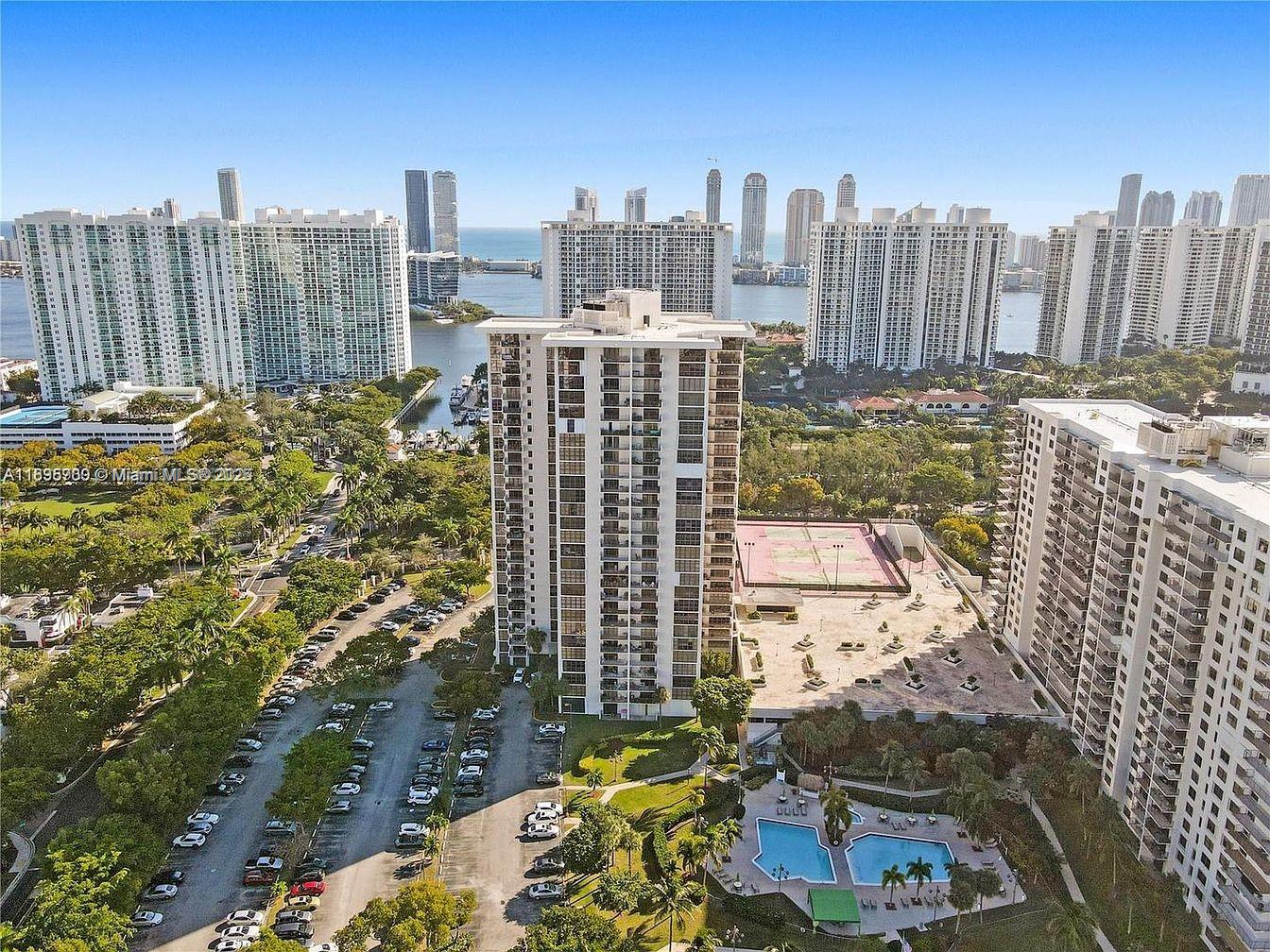ENJOY STUNNING VIEWS OF THE BAY & OCEAN FROM THIS BEAUTIFUL UNIT IN AVENTURA* BUILDING OFFERS MANY AMENITIES INCLUDING TWO POOLS & A GYM* 24/7 SECURITY*COVERED & ASSIGNED PARKING SPACES*NEAR SHOPS & RESTRAURANTS*EASY TO SHOW*