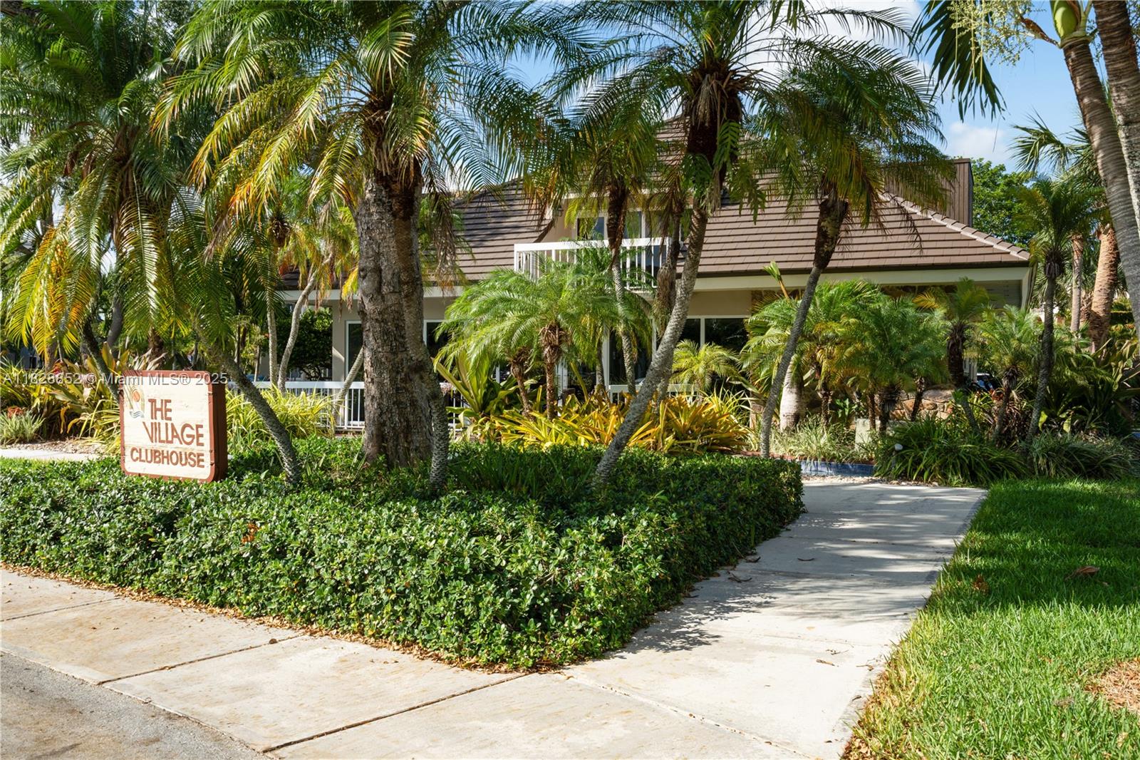 Great 2nd-Floor Condo – Prime Location Near Dadeland Mall
Discover this beautifully maintained 2-bedroom, 1-bath condo situated in one of the most sought-after locations in Miami. Just minutes from Dadeland Mall, top-rated restaurants, Metrorail, major highways, hospitals, and public transportation, this unit offers unmatched convenience and accessibility. Whether you're a first-time homebuyer or an investor, this property is a fantastic opportunity in a high-demand area!