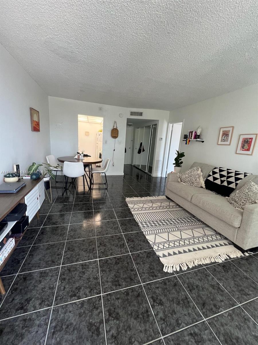 2350 Ne 135th St 208, North Miami, Miami-Dade County, Florida - 1 Bedrooms  
1 Bathrooms - 