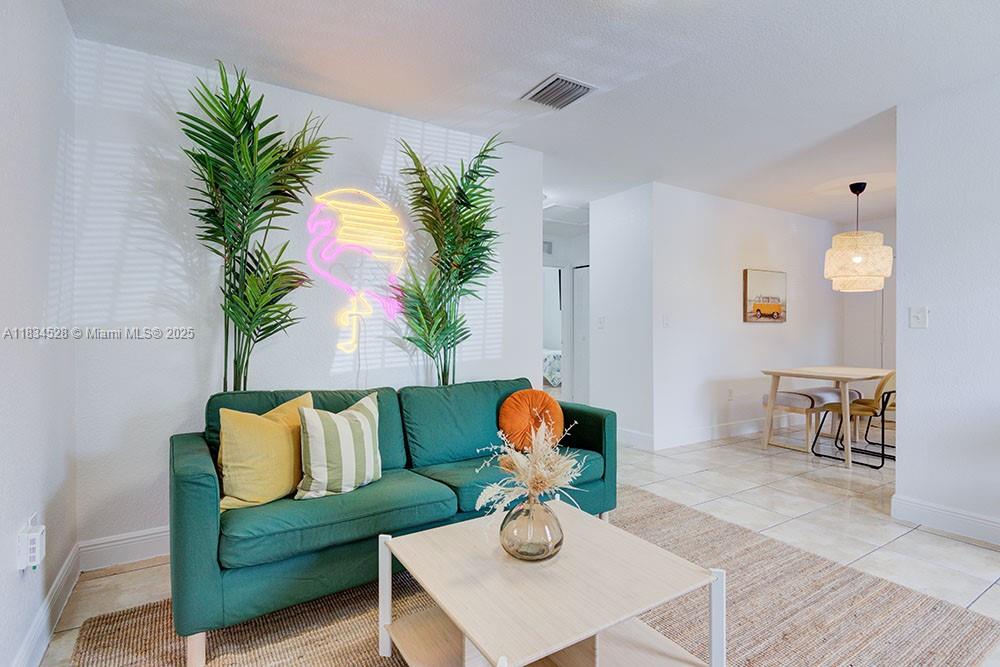 Great 2 Bedroom 2 Baths Unit in a Duplex. Tiled througout. Washer and Dryer in Unit. Fully Furnished