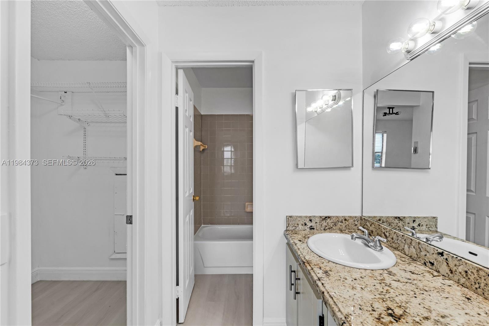 LAKESHORE CONDO #5 - Residential