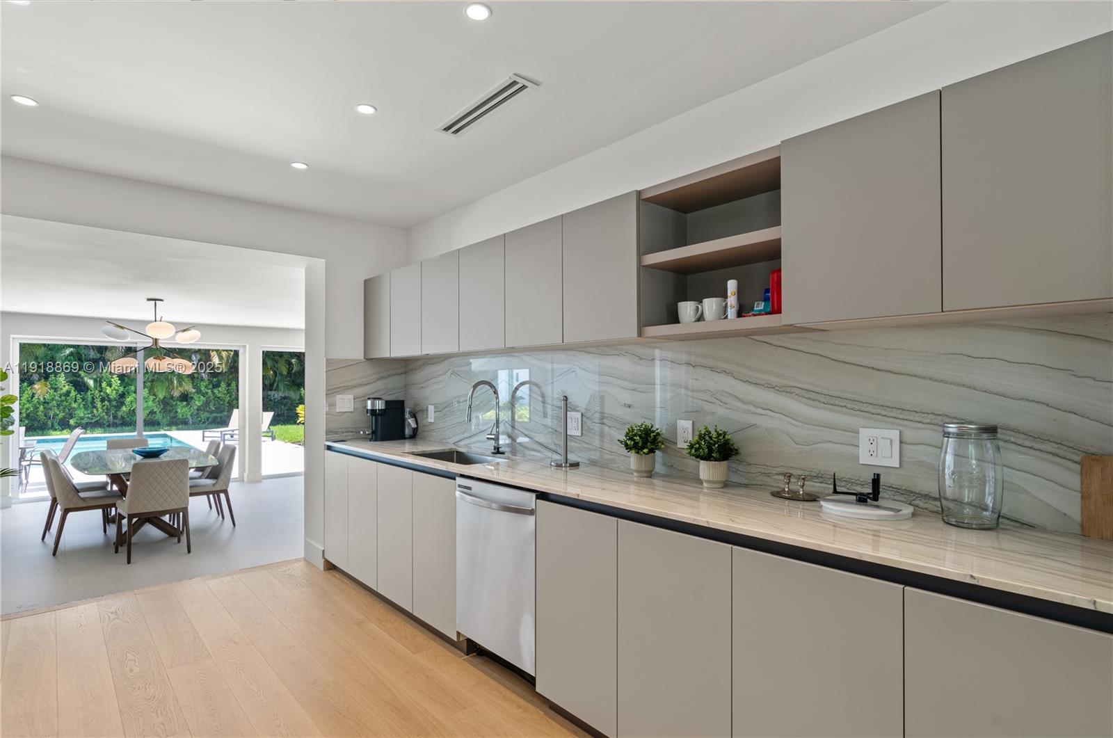 BEVERLY GLEN - Residential