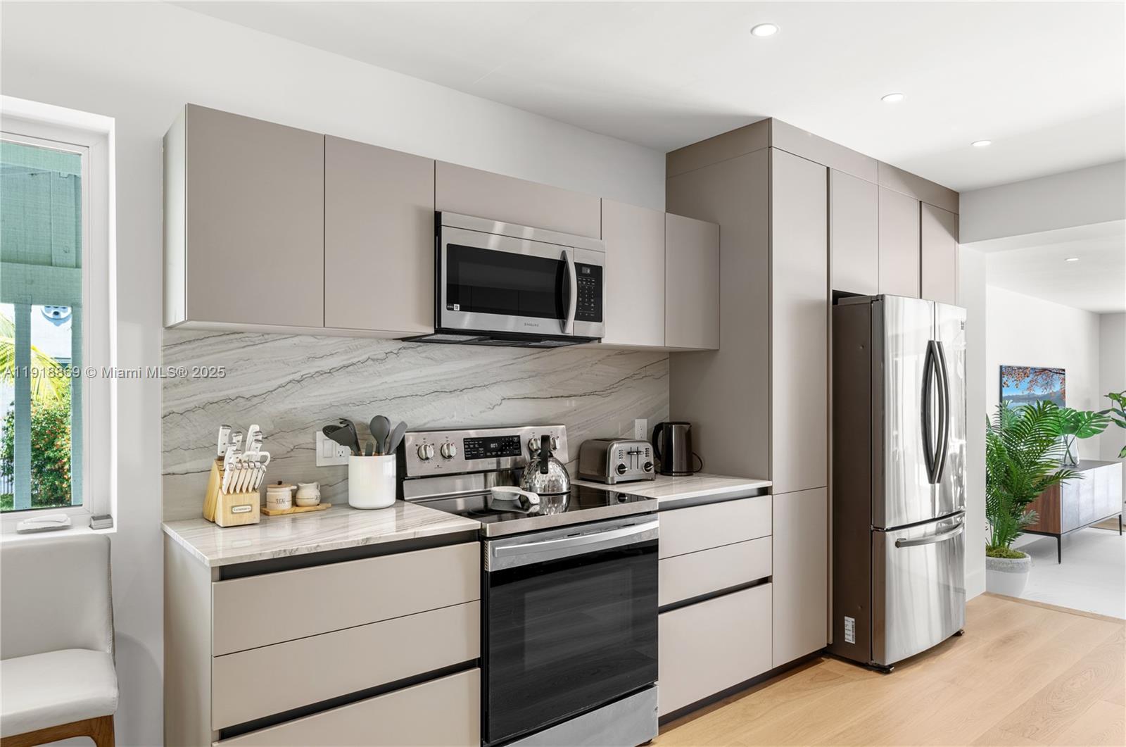 BEVERLY GLEN - Residential