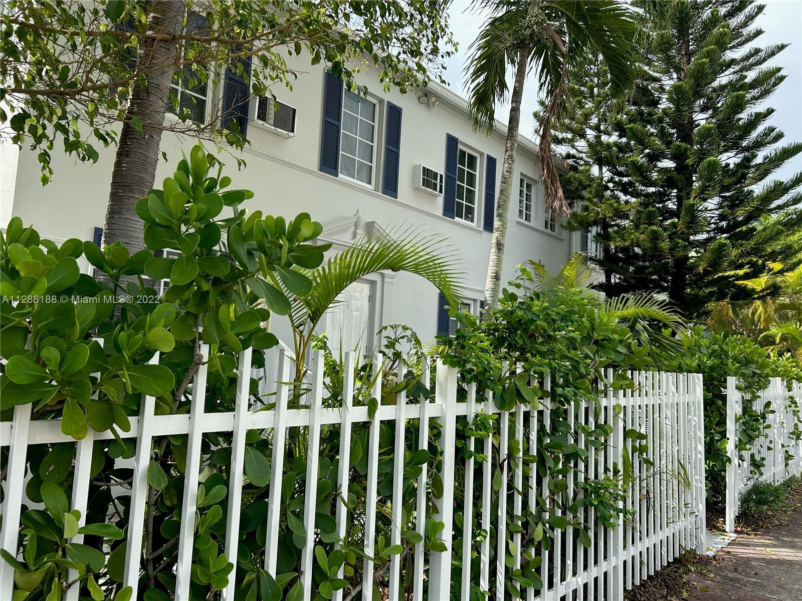BEAUTIFUL RENOVATED 1 bed with a den and one bath
DO NOT MISS THIS GREAT LOCATION. I also have a one bedroom next door