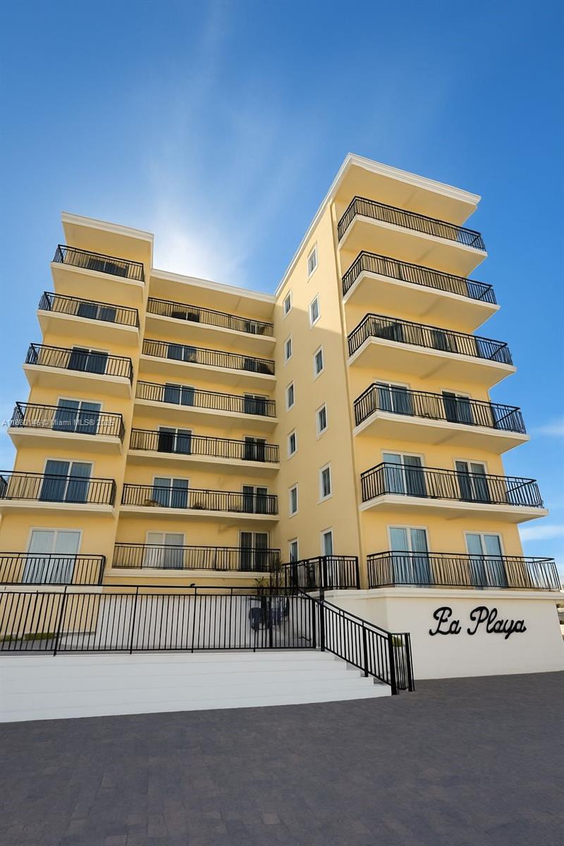 Rare oppurtunity for rental in the cottage feel of La Playa, Stunning 1/1 Condo right on Hollywood Beach. Enjoy Florida to the max.