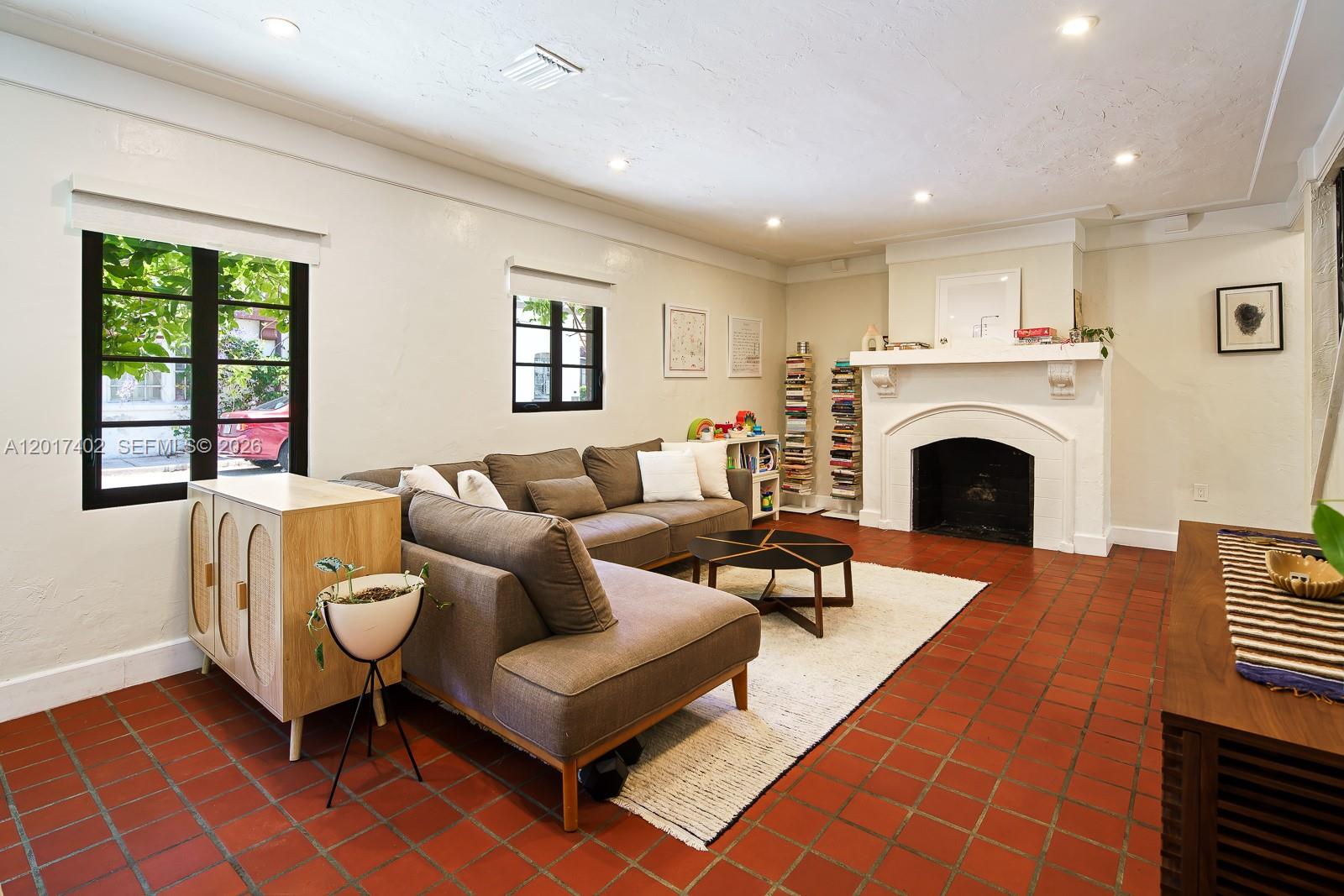 405 Viscaya Ave 405