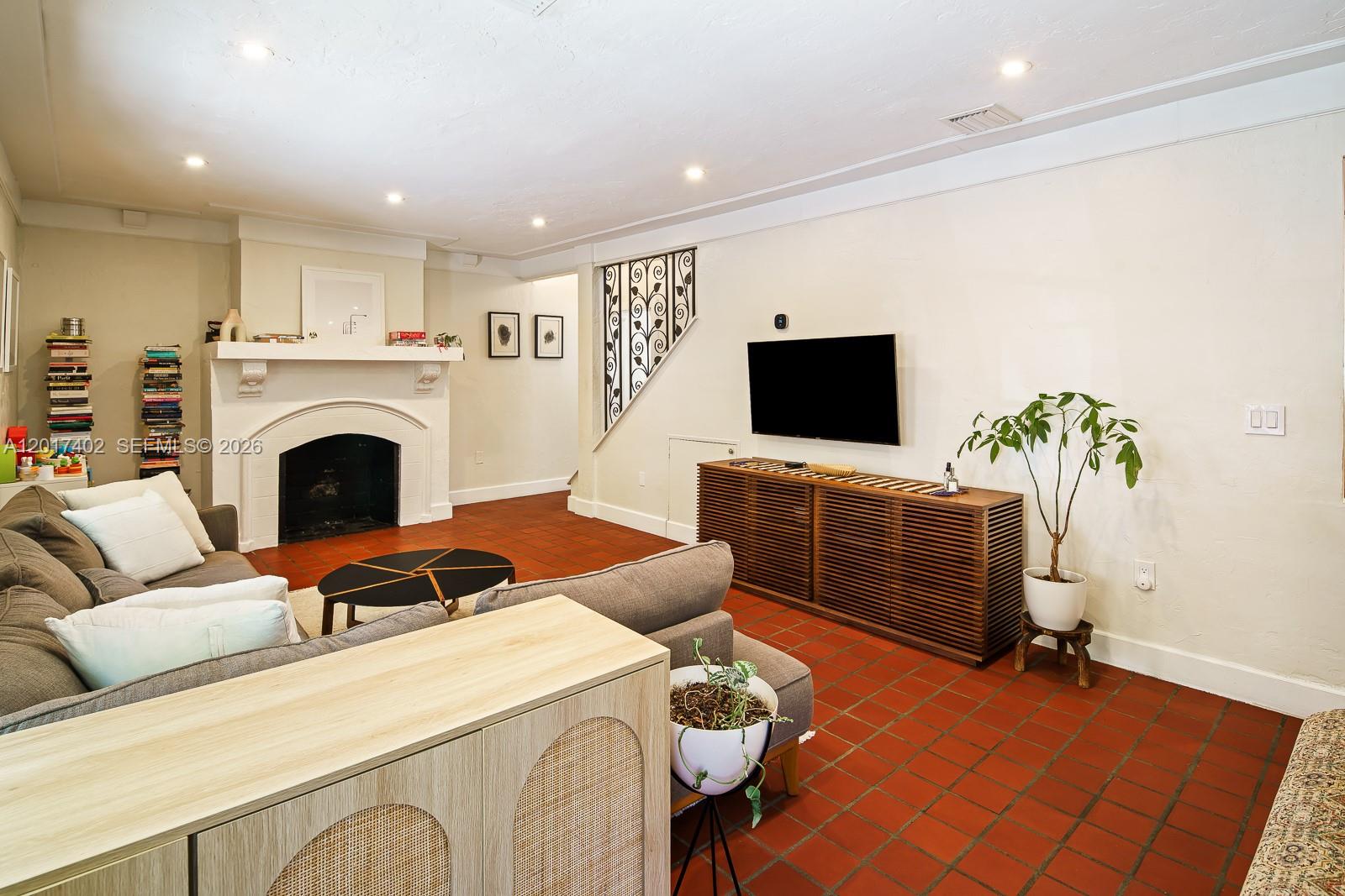 405 Viscaya Ave 405