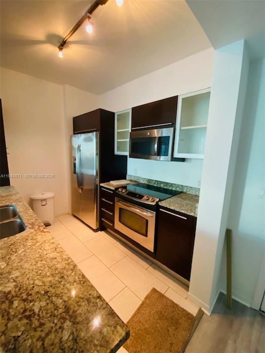 Beautiful 2/2 Luxury Condo in the heart of Brickell. This very spacious unit features a washer and dryer, walk-inclosets, and an upgraded kitchen with an amazing city view. The Plaza offers fantastic amenities including a fullyequipped gym, business center, 2 heated pools, sauna, and lounge. Conveniently located within walking distance tothe best restaurants, Brickell City Center, Financial District, AAA, Performing Arts Center, and close to I-95, theairport, Miami Dade College, and the train station. This condo is situated in the central part of Brickell.