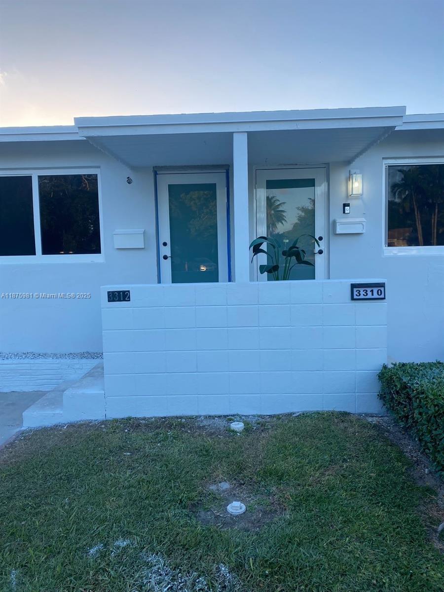 Centrally located duplex !!!! Newly remodeled kitchen and bathroom 2 bedroom , 1 Bath unit . Hurricane impact windows ,Wood laminate flooring throughout unit , stainless steel appliances , quartz counters, laundry room with new washer/ dryer , central A/C . Water is included in rent .