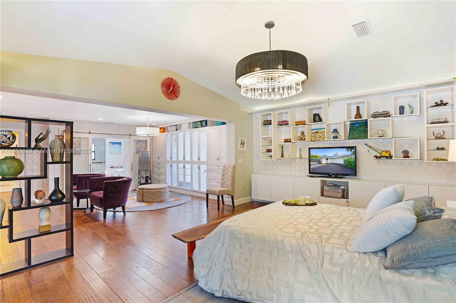 CLINTON GROVE ESTS - Residential