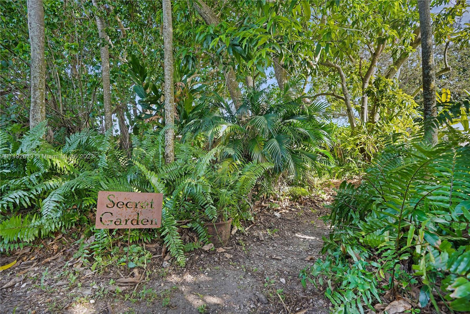 CLINTON GROVE ESTS - Residential