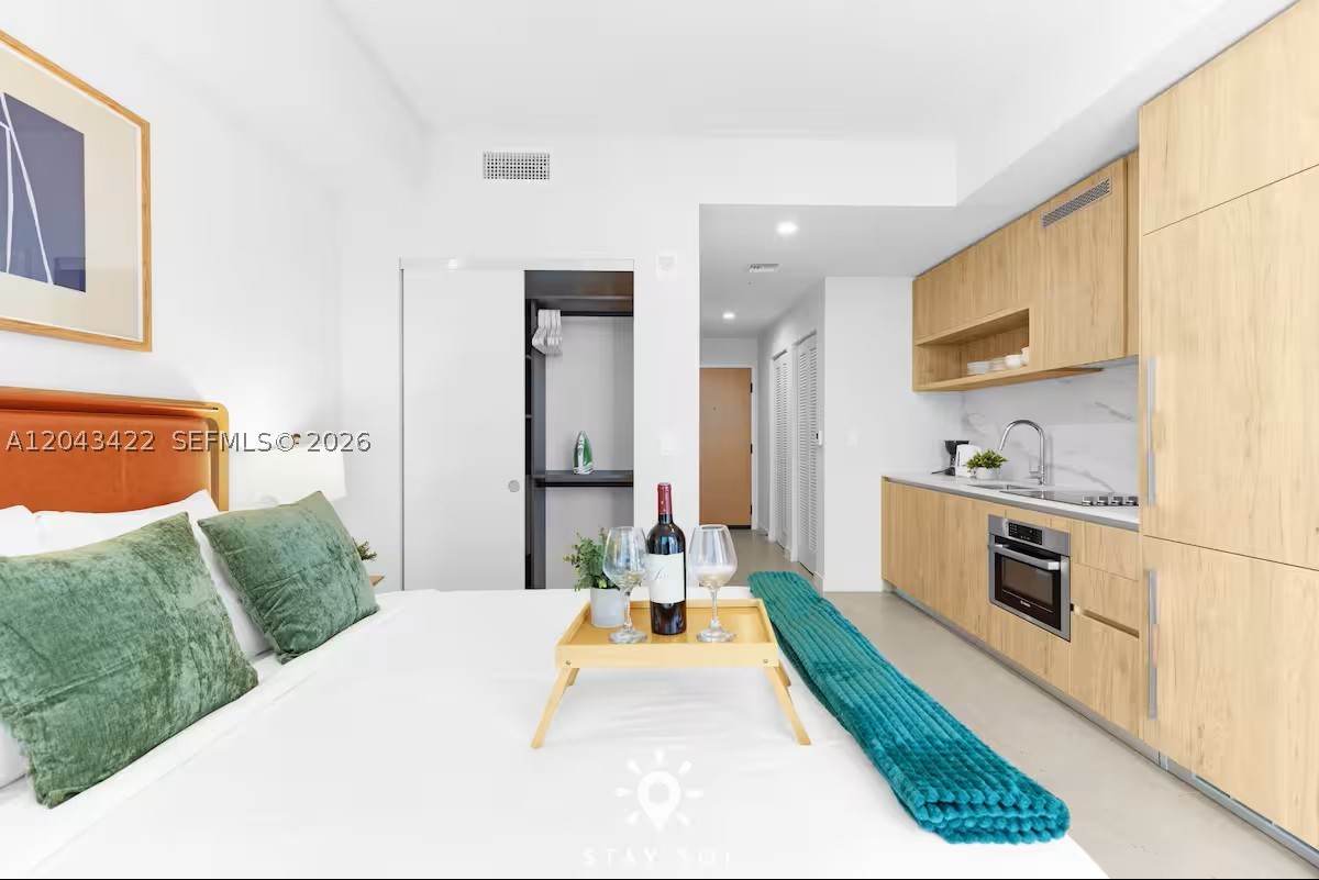 11 NE 6th St 1606