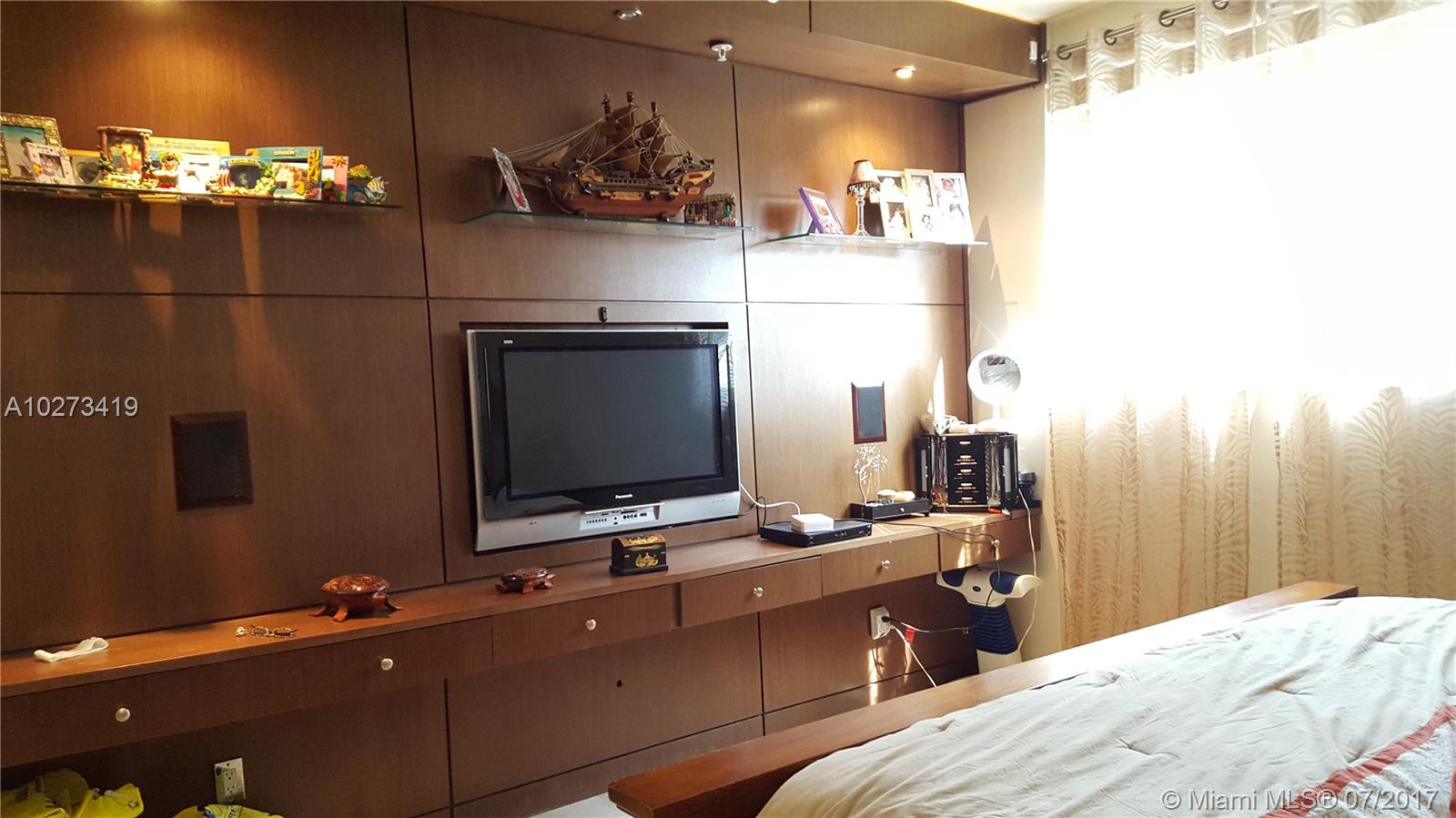 Residences On Hollywood B - Residential Lease