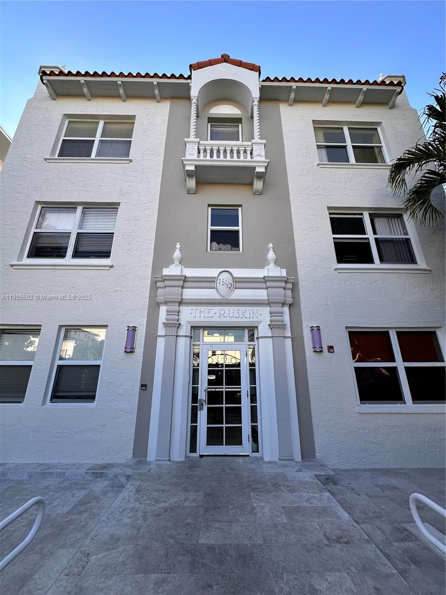 ATTENTION INVESTORS, charming residence in the heart of South Beach, fully renovated with modern kitchen design, vinyl floors and brand new stainless stain appliances, The Ruskin condo is a beautiful and historical Art Deco Building, offers a convenient laundry facility on each floor. The building comes with a secured gate entry, a beautiful stone patio and garden area, conveniently located between Espanola way, one block from Lincon Road Mall and steps from the Beach.