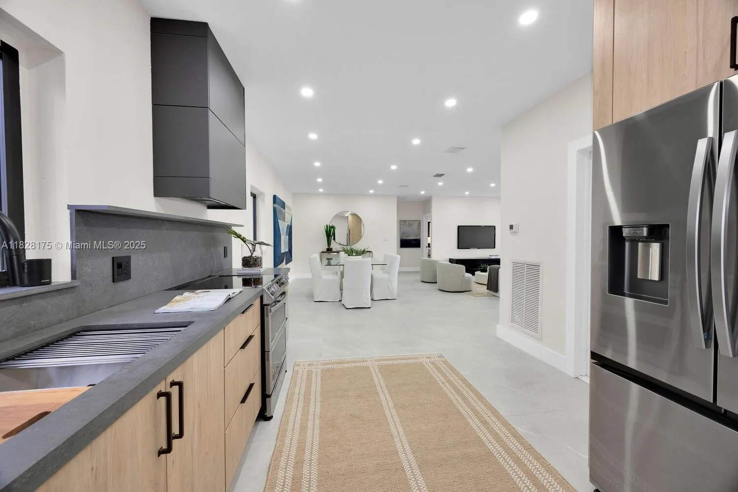 Coral Gables, Florida 33134, United States, 2 Bedrooms Bedrooms, ,2 BathroomsBathrooms,Residential,Pending,157868