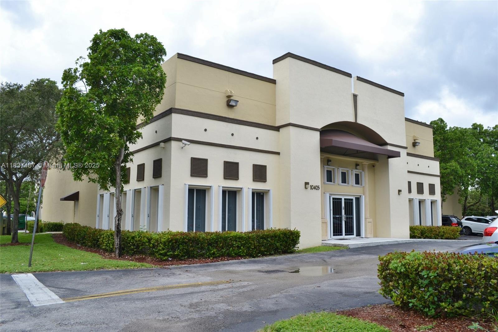 This 11,530 SF flex space in Doral offers excellent access to the Florida Turnpike and 836 expressway. The property includes ~6,000 SF of finished office space and ~5,530 SF of warehouse space with 20’ clear ceilings, a dock-height dock, ramp, and private warehouse office. The office area features four private offices, two conference rooms, three open areas with 35 workstations, a tech room, kitchen, break room, and a stylish reception. Furniture and pallet racks are included, making it turnkey. Amenities include dedicated restrooms and parking for 27 vehicles.