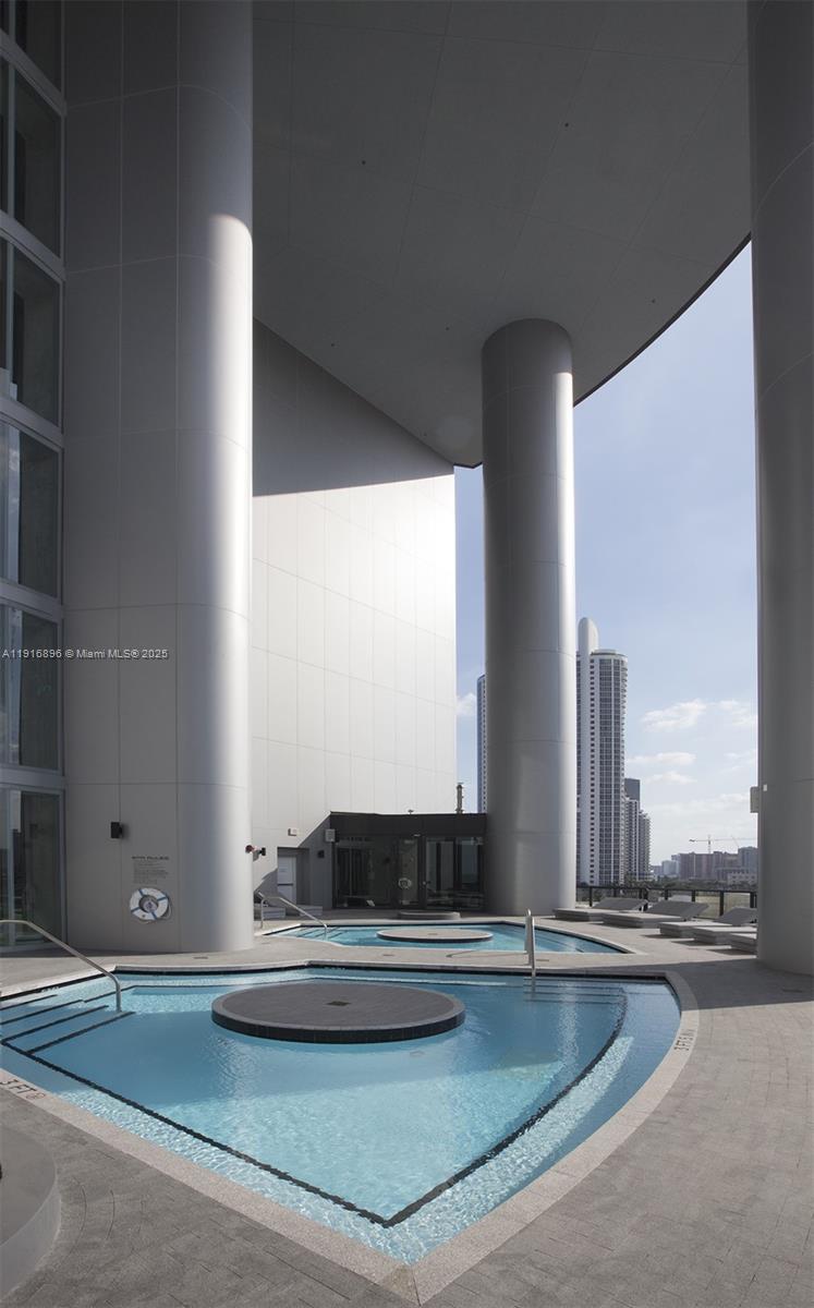 18555 COLLINS AVENUE COND - Residential