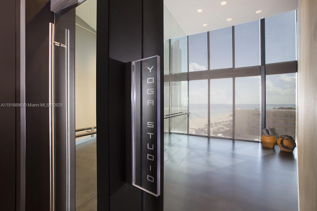 18555 COLLINS AVENUE COND - Residential