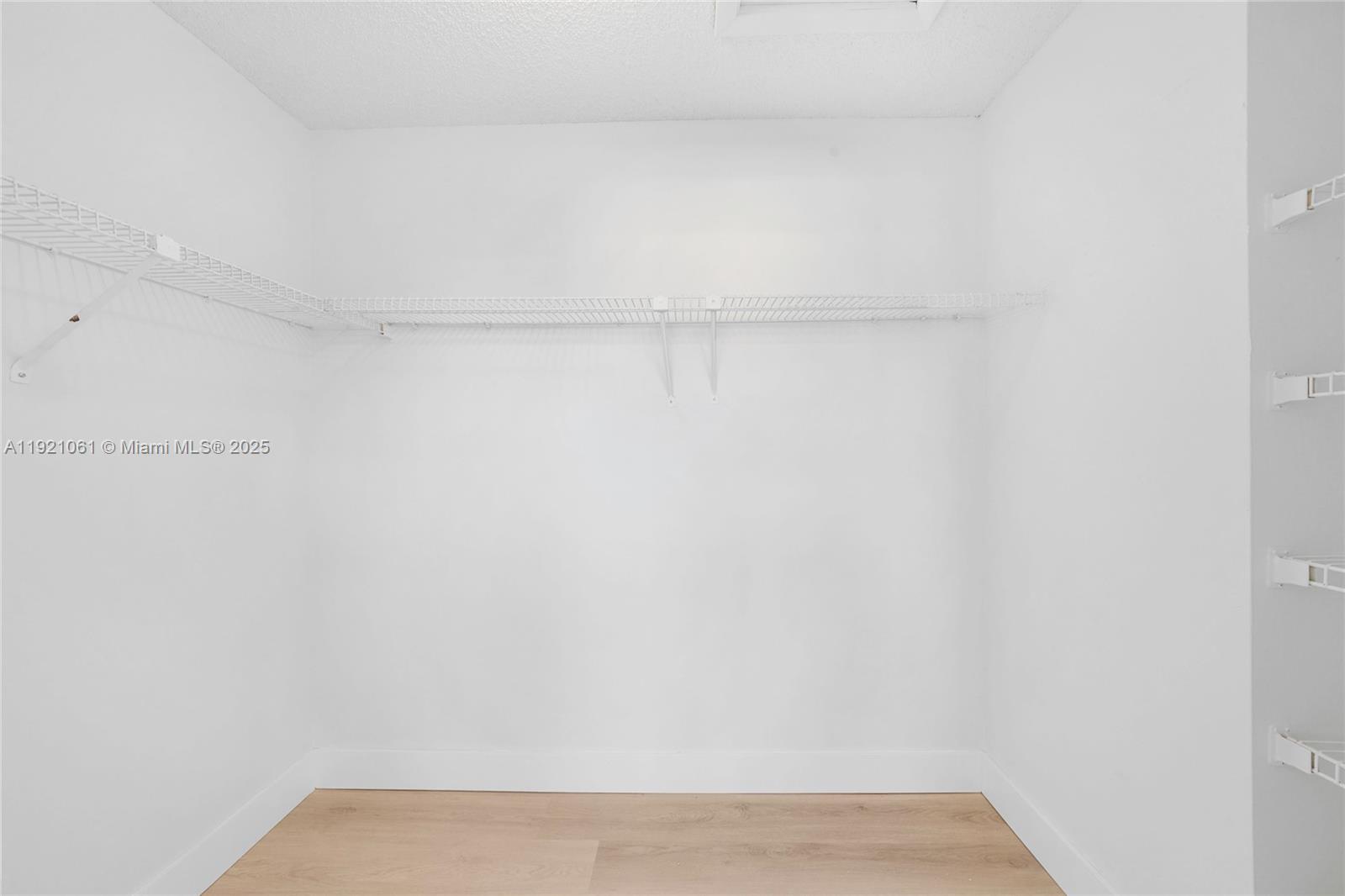 PEMBROKE LAKES SECTION SE - Residential