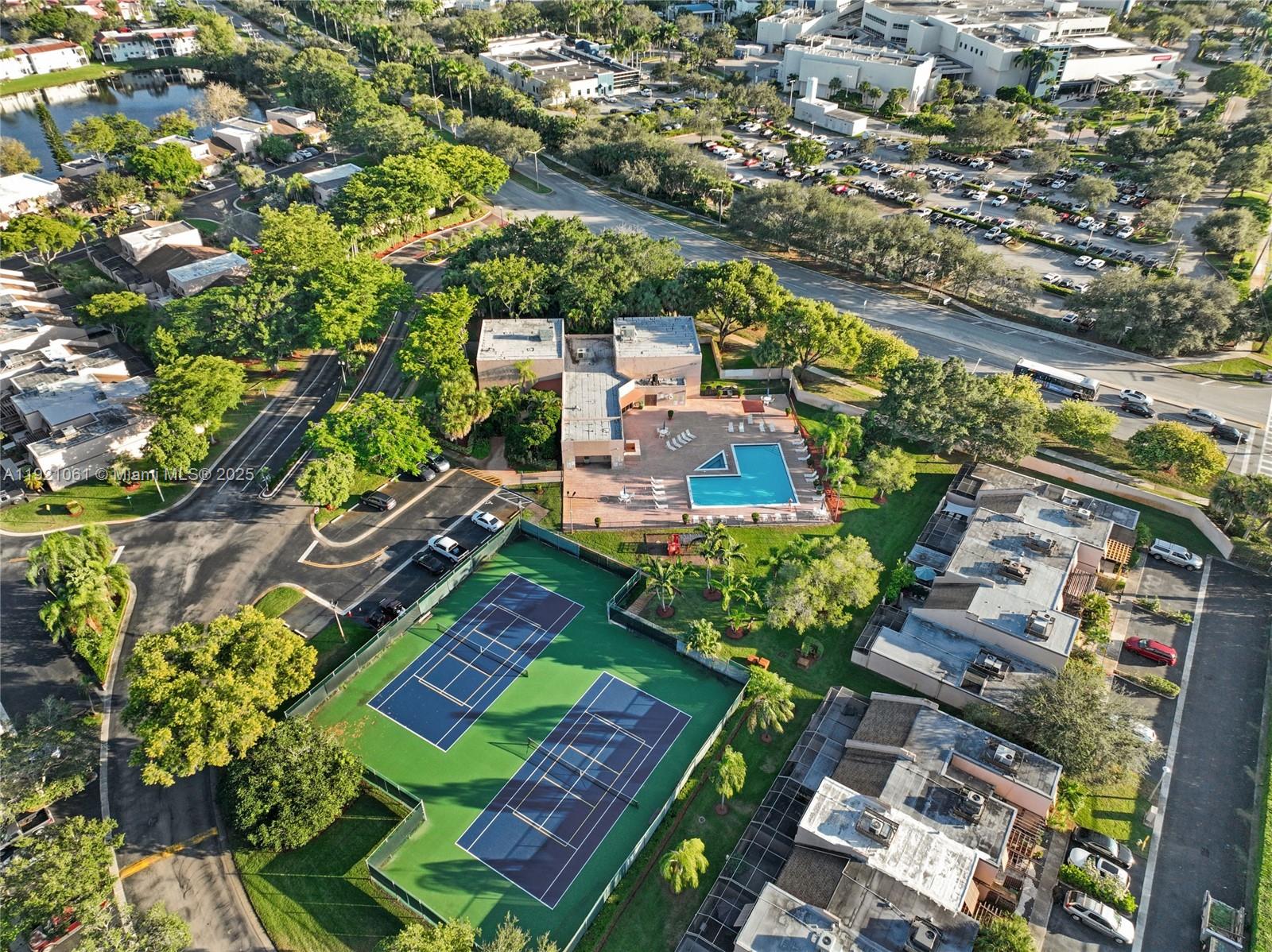 PEMBROKE LAKES SECTION SE - Residential