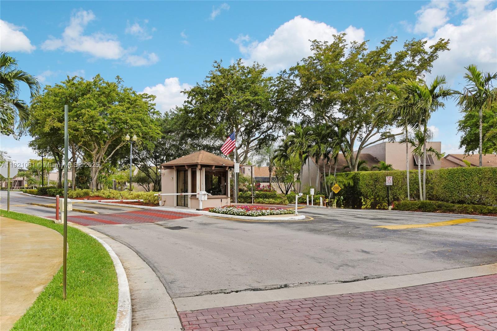 PEMBROKE LAKES SECTION SE - Residential