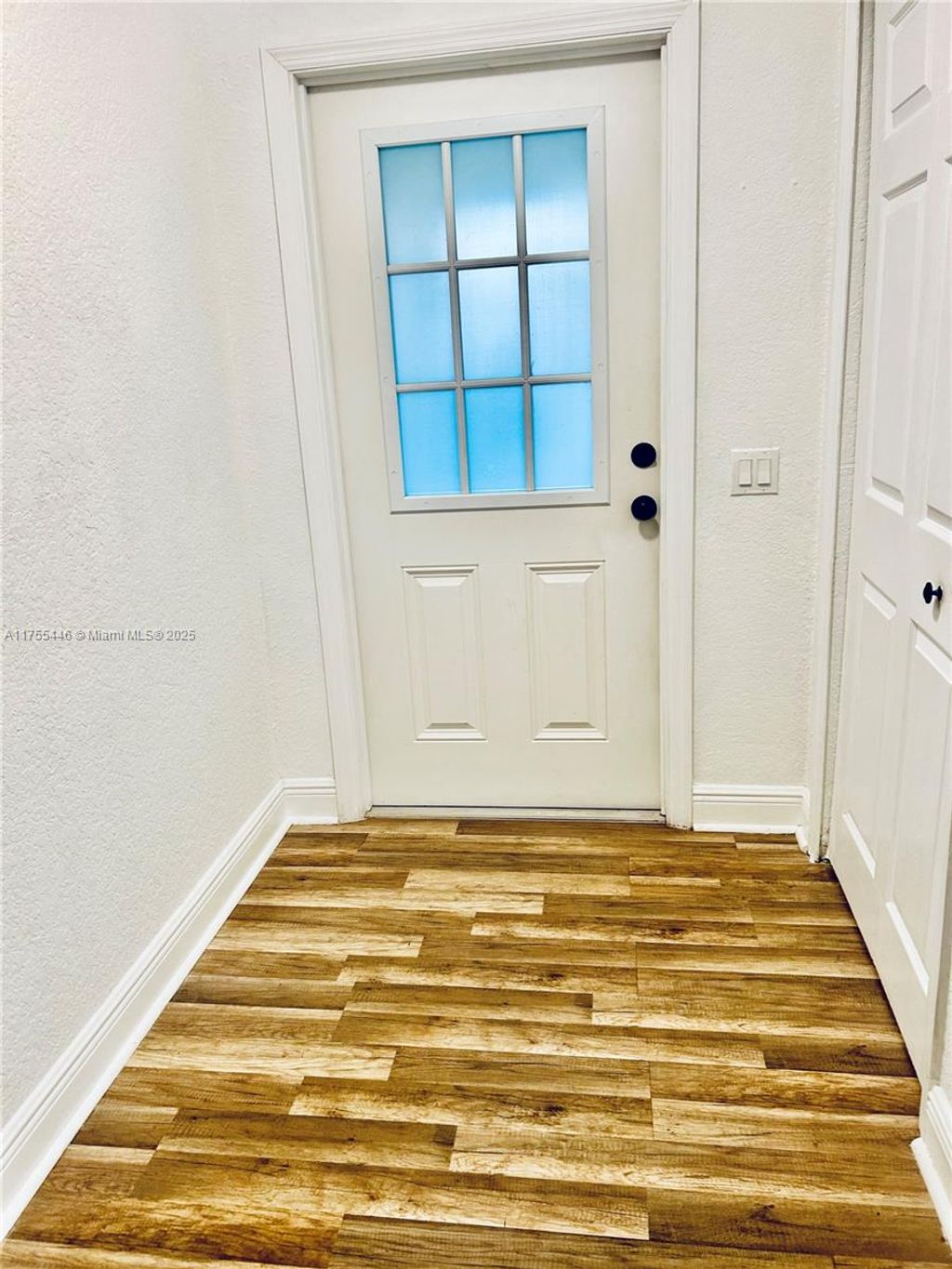 listing image 0