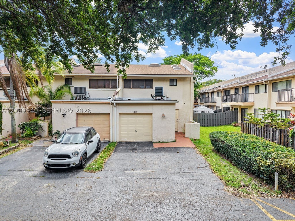 Photo of 4293 N 76th Ave, Davie, FL 33024 (MLS # A12039940)