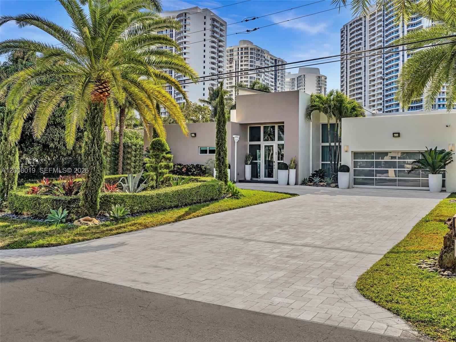 307 Holiday Dr