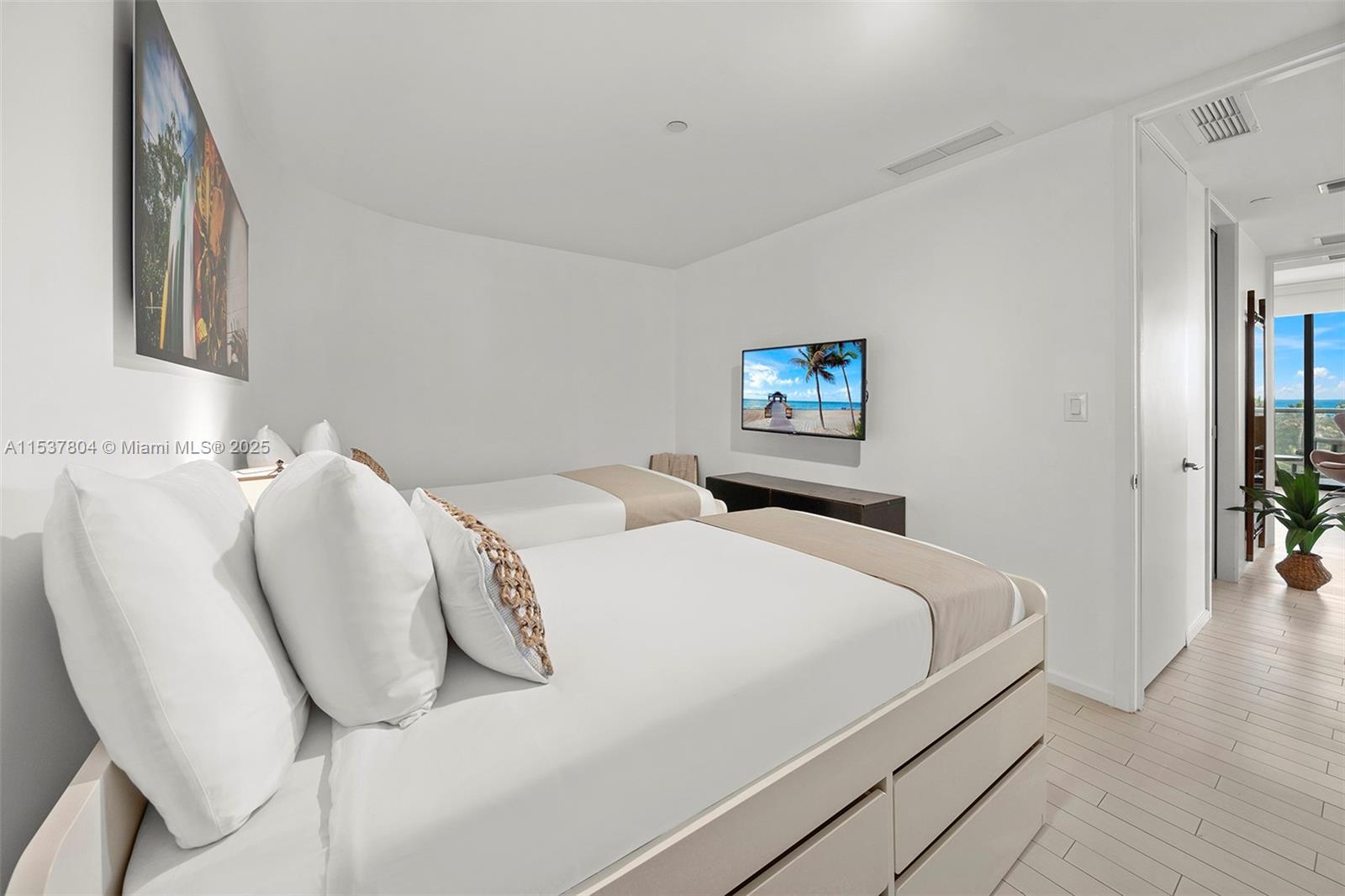 2201 Collins Ave 814