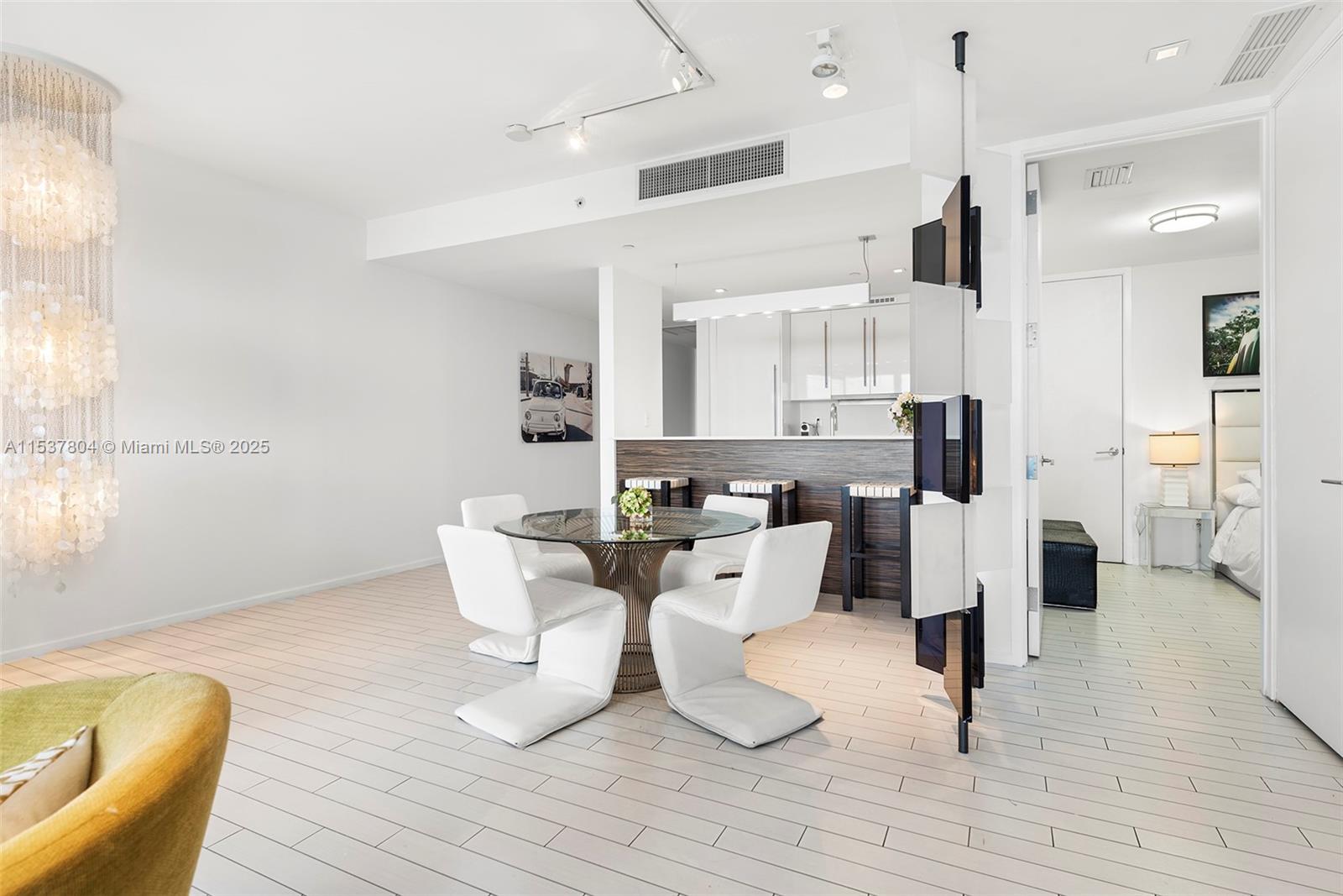 2201 Collins Ave 814