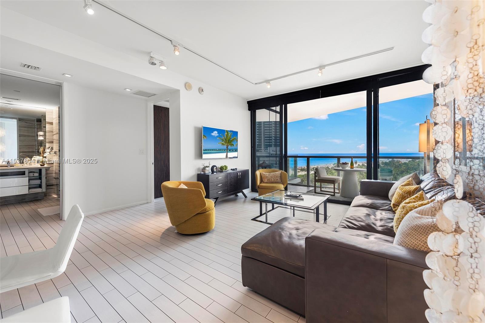 2201 Collins Ave 814