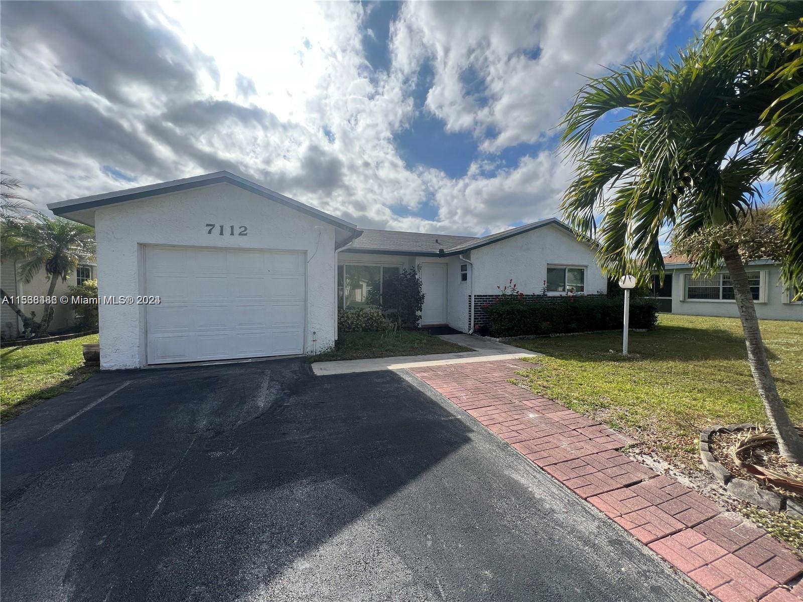 7112 Pine Manor Dr, Lake Worth, Palm Beach County, Florida - 5 Bedrooms  
2 Bathrooms - 