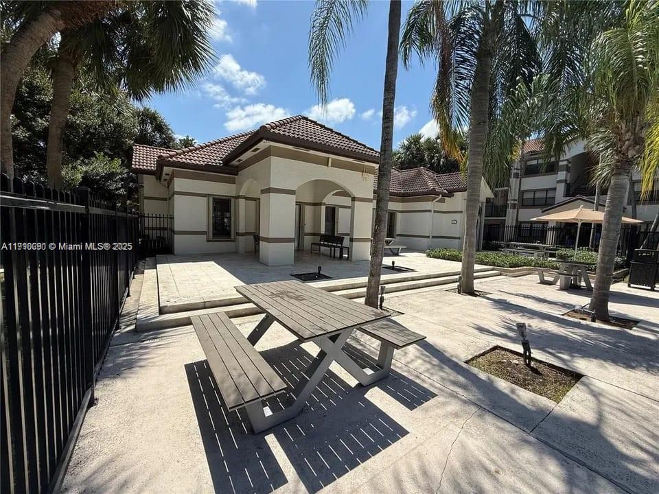 HOLLYWOOD PARC CONDOMINIU - Residential