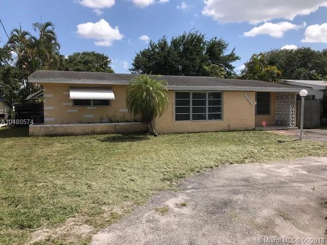 3 BED 2 BATH , WITH POOL , LAUNDRY ROOM IN THE OUTSIDE, GREAT SINGLE FAMILY HOUSE TO LIVE, LAMINATED FLOORS, STAINLESS STEEL APPLIANCES, CEILING FANS, READY TO MOVE IN, $300 WILL BE DISCOUNTED FROM THE SECOND MONTH RENT SO THE TENANT CAN PREASSURE CLEANING THE OUTSIDE FLOOR.