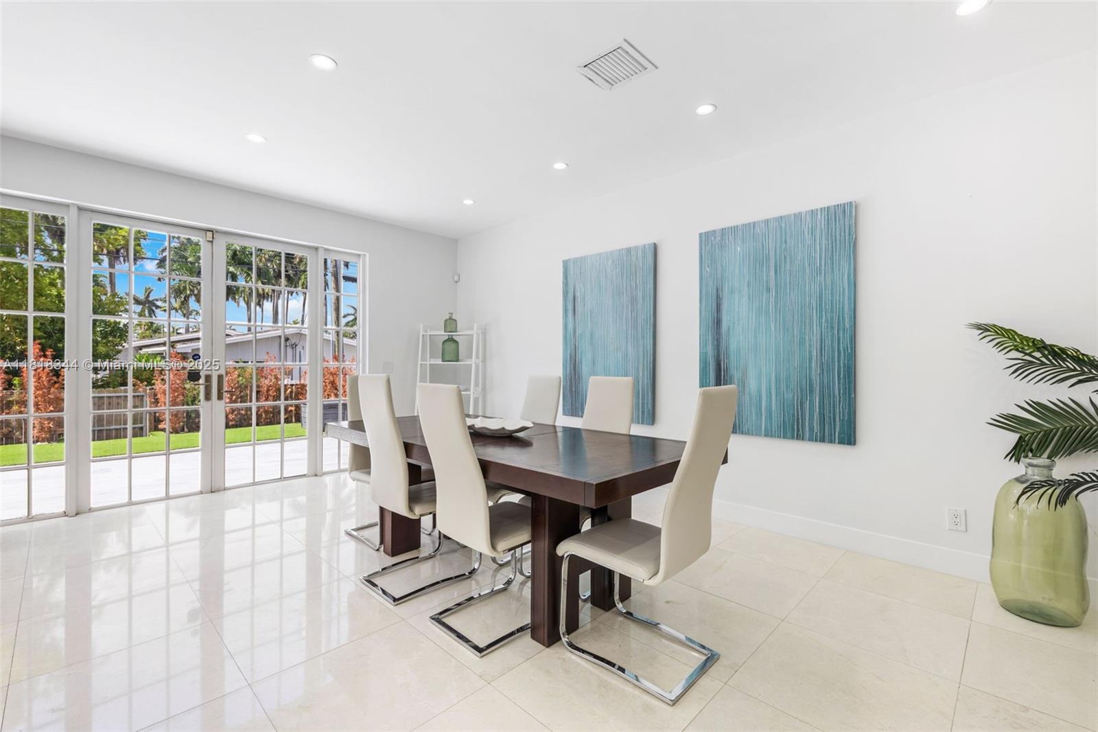 HOLLYWOOD LAKES SECTION - Residential