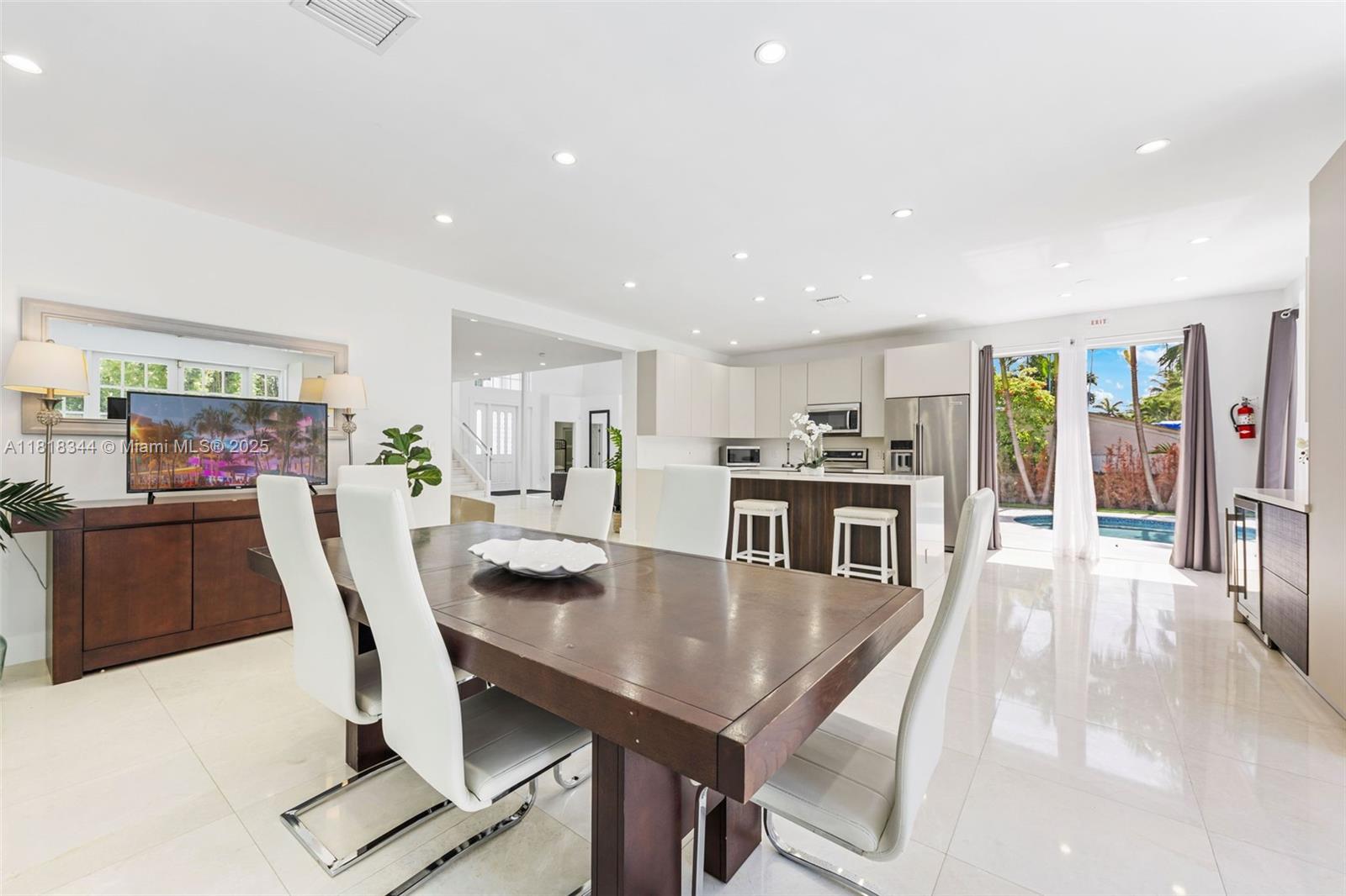 HOLLYWOOD LAKES SECTION - Residential