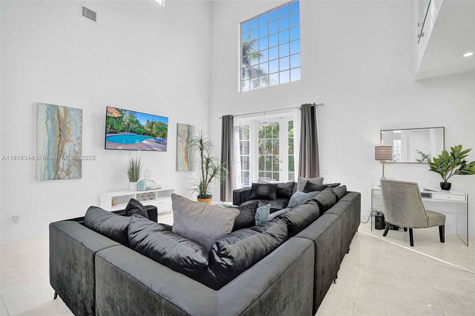 HOLLYWOOD LAKES SECTION - Residential